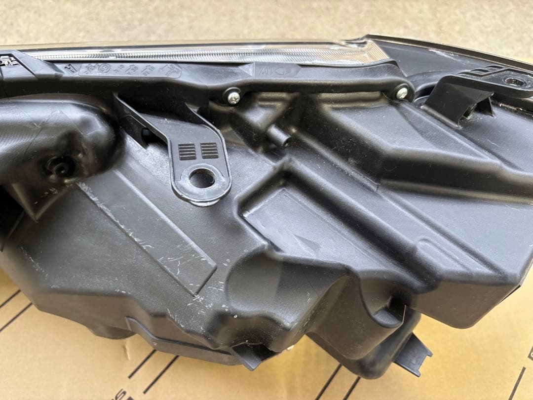 ZSU65 ハリアー　右ヘッドライト