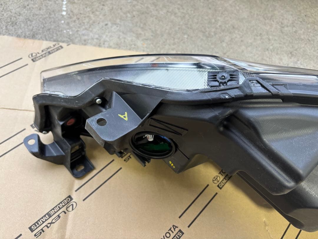 ZSU65 ハリアー　右ヘッドライト