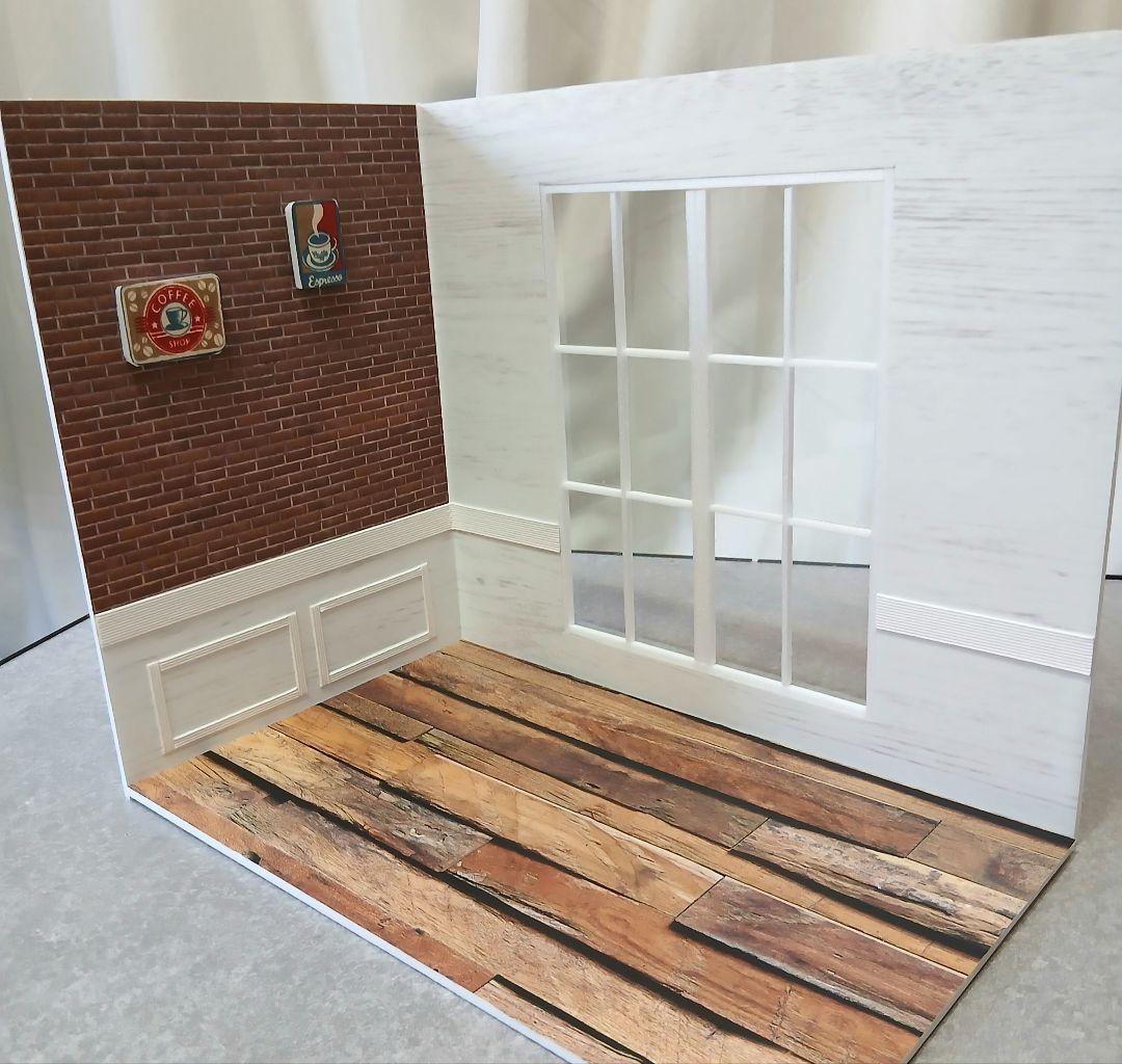 大きな窓のある煉瓦柄背景ボードドールハウスハンドメイド