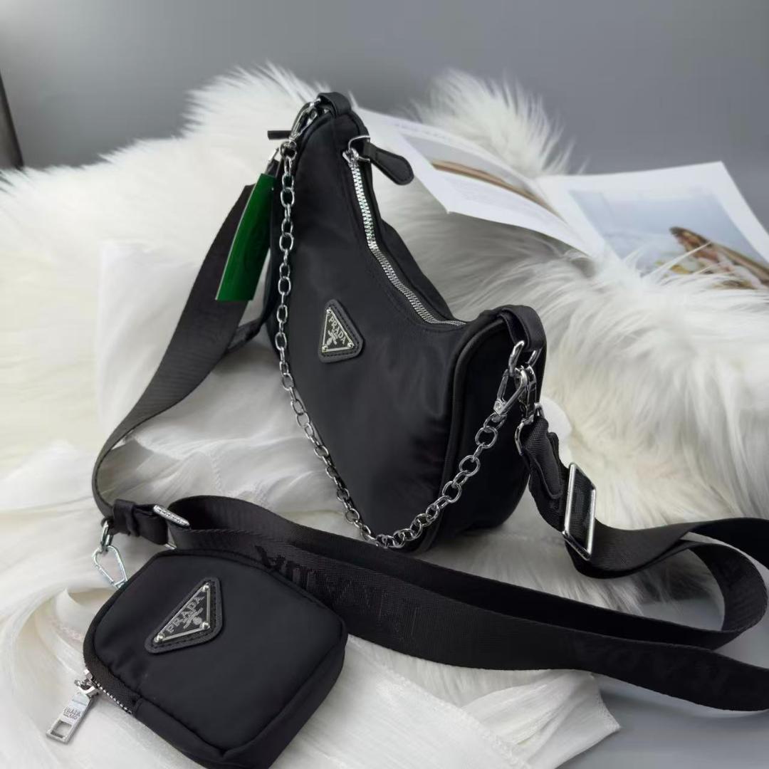 美品 PRADA ノベルティ ショルダーバッグ