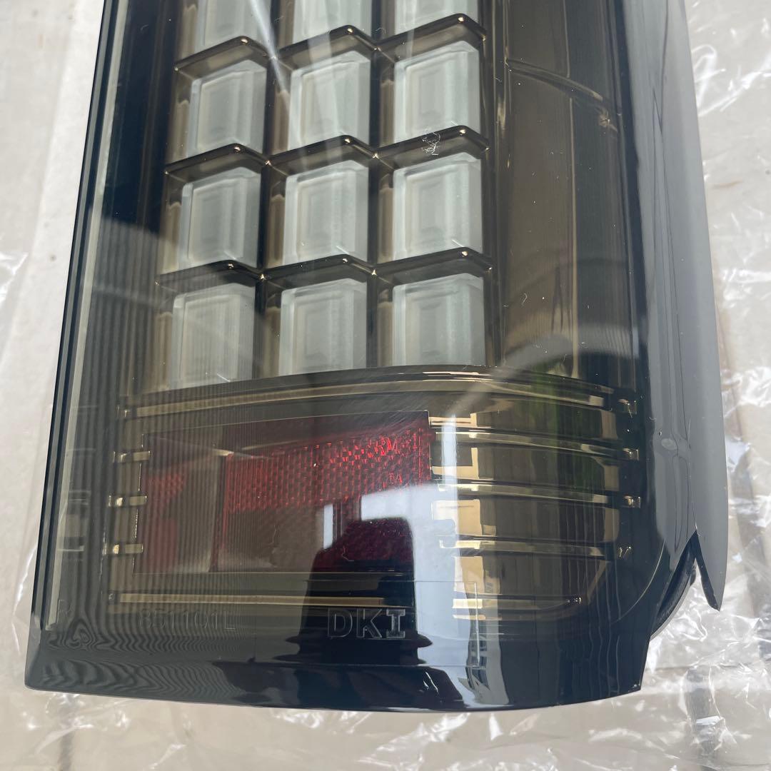 ハイエース　LEDスモークテールレンズ