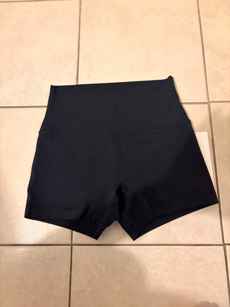 ルルレモン　Aligh Line HR Shorts4