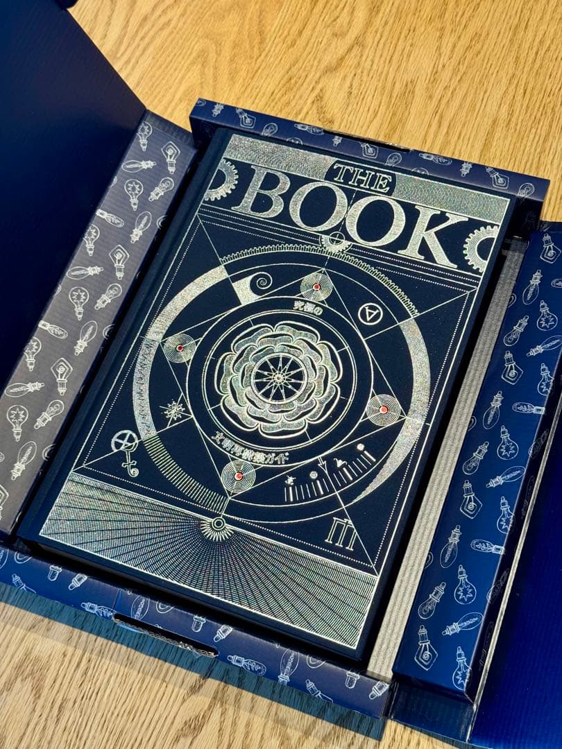 The Book 繊細で美しい絵を満載した大人の図鑑 未開封 日本語版
