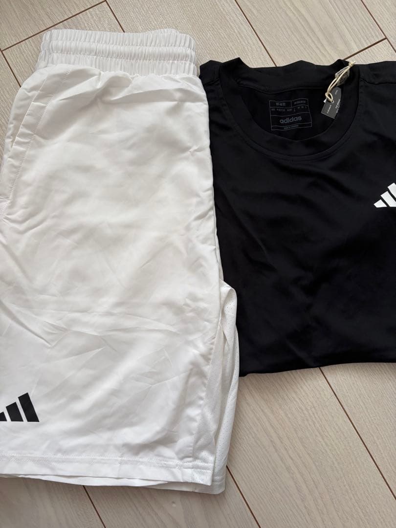 adidas Tシャツとショートパンツセット