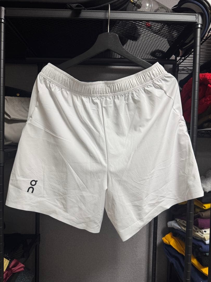【超美品】on COURT SHORTS ホワイト メンズM（日本L相当）