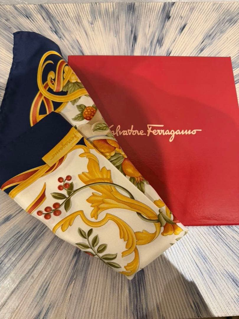 【新品未使用】Salvatore Ferragamo シルク100%スカーフ