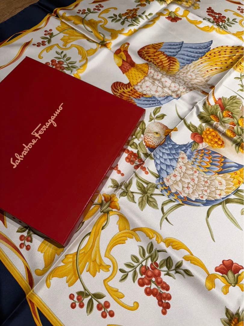 【新品未使用】Salvatore Ferragamo シルク100%スカーフ