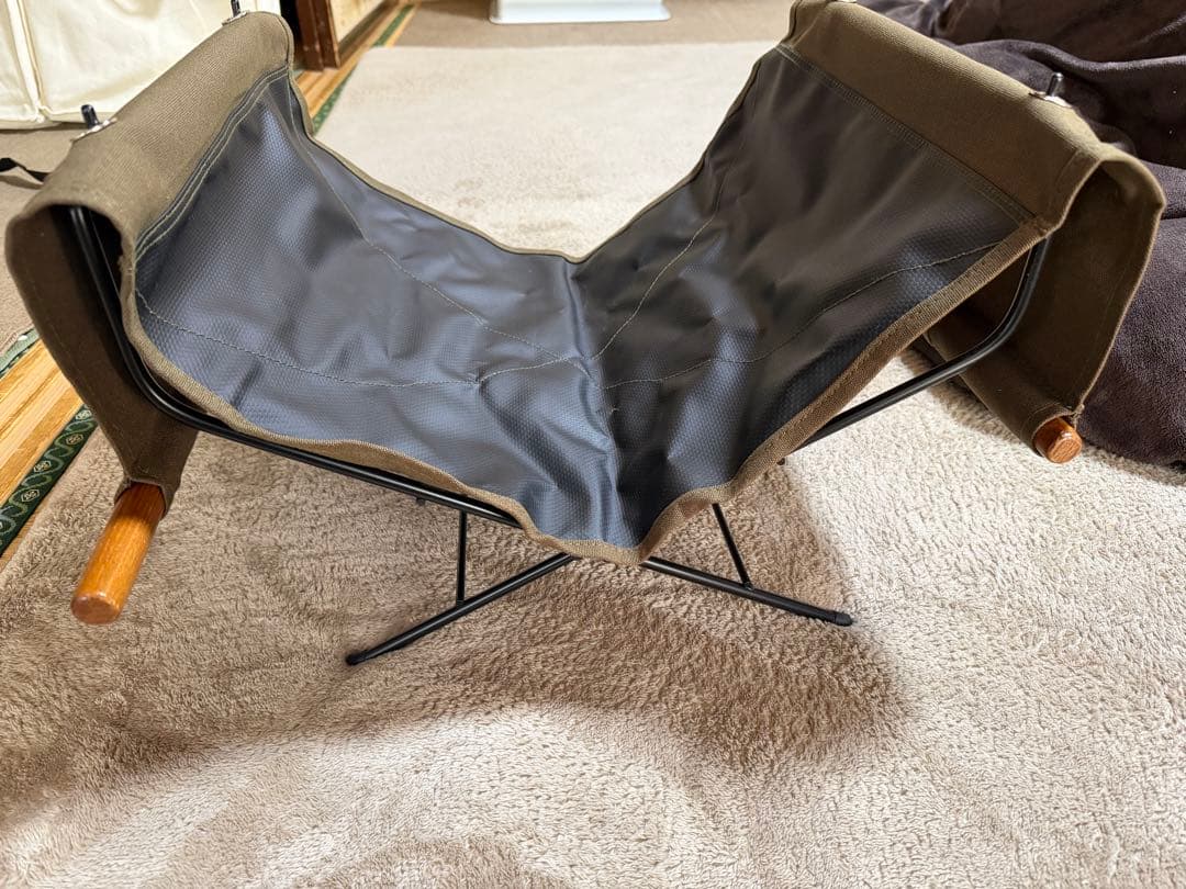 Hang Out 薪ラック　薪スタンド　オリーブグリーン 専用テーブル付き