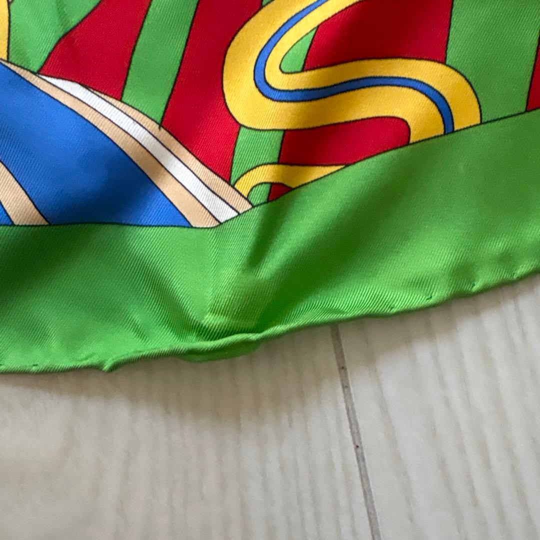 めちゃくちゃ素敵なロンシャンのシルク、スカーフです。 ポップで大人オシャレです