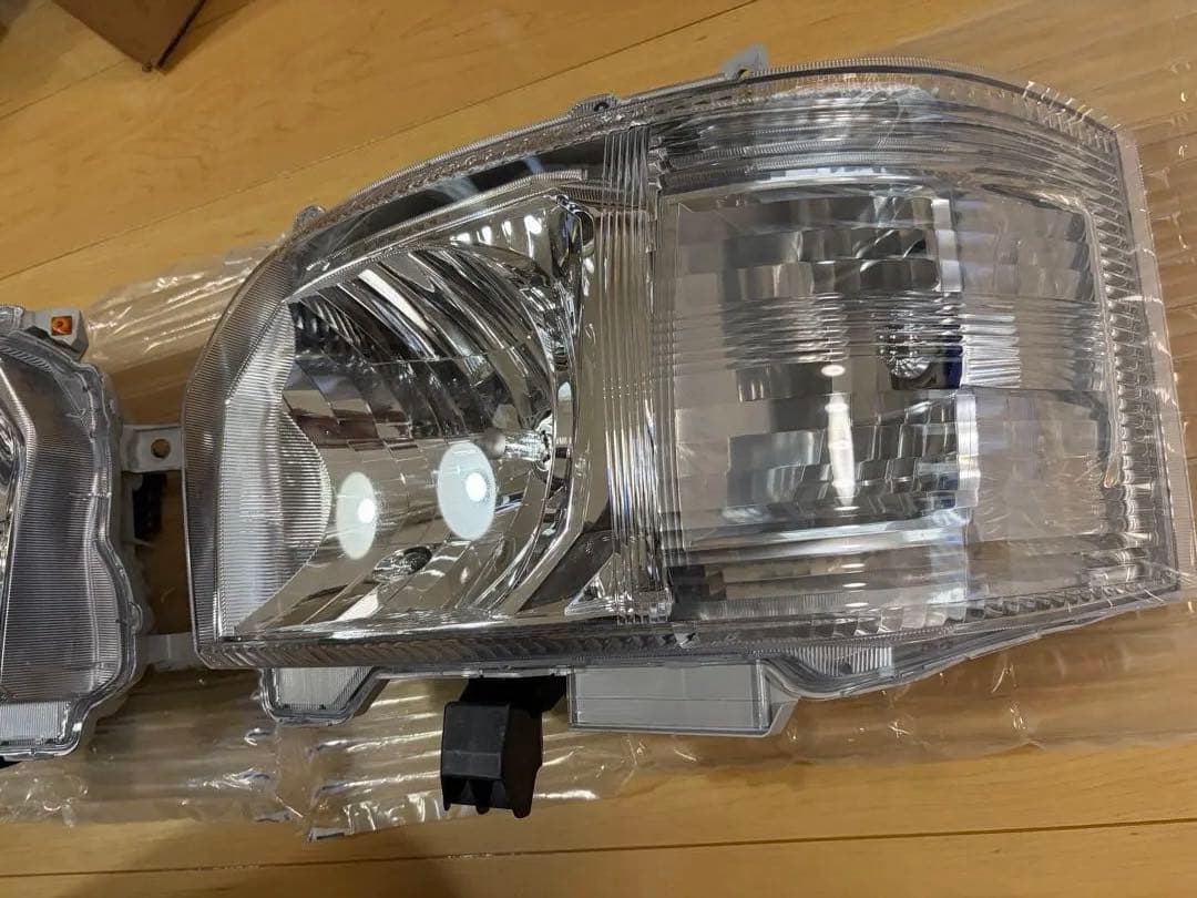 トヨタ 200系ハイエース ワゴンGL 6型純正ヘッドライト新車外し