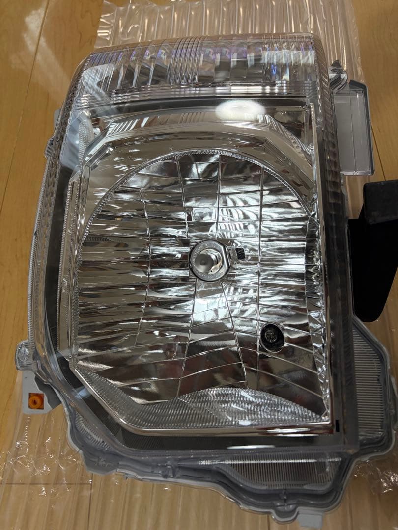 トヨタ 200系ハイエース ワゴンGL 6型純正ヘッドライト新車外し