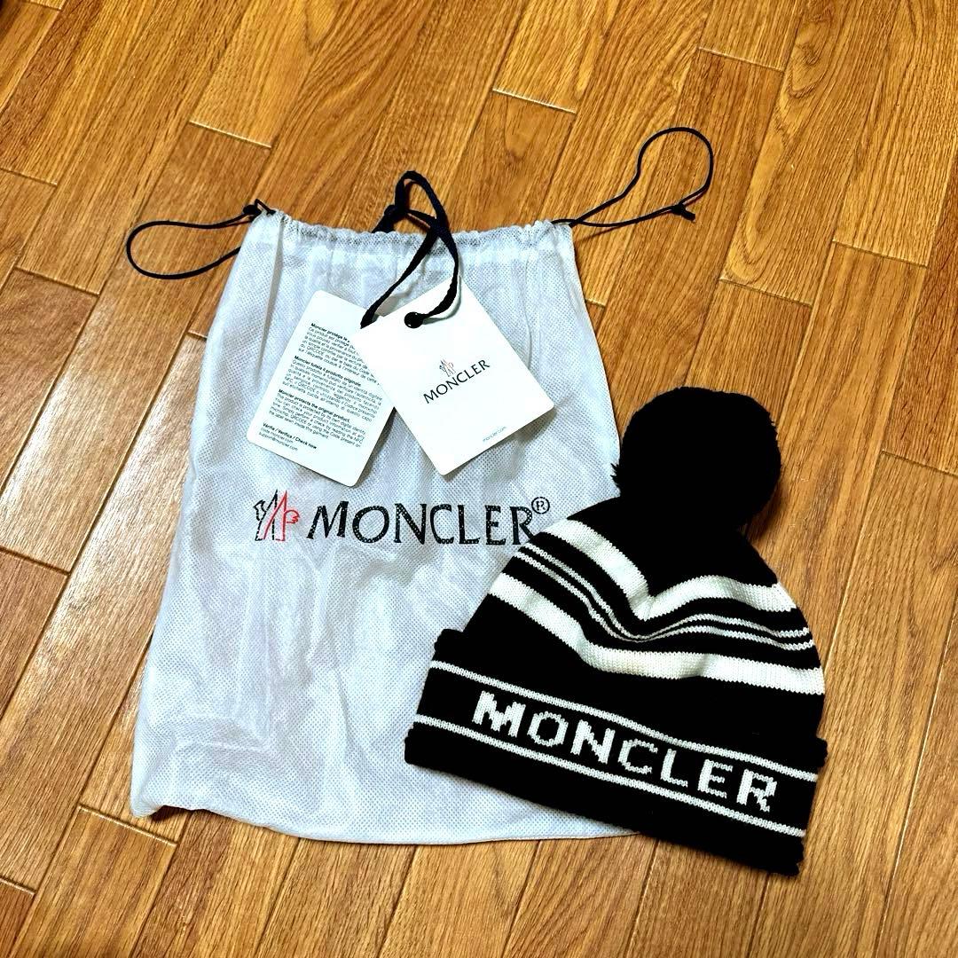 モンクレール白×黒ポンポン付ニット帽