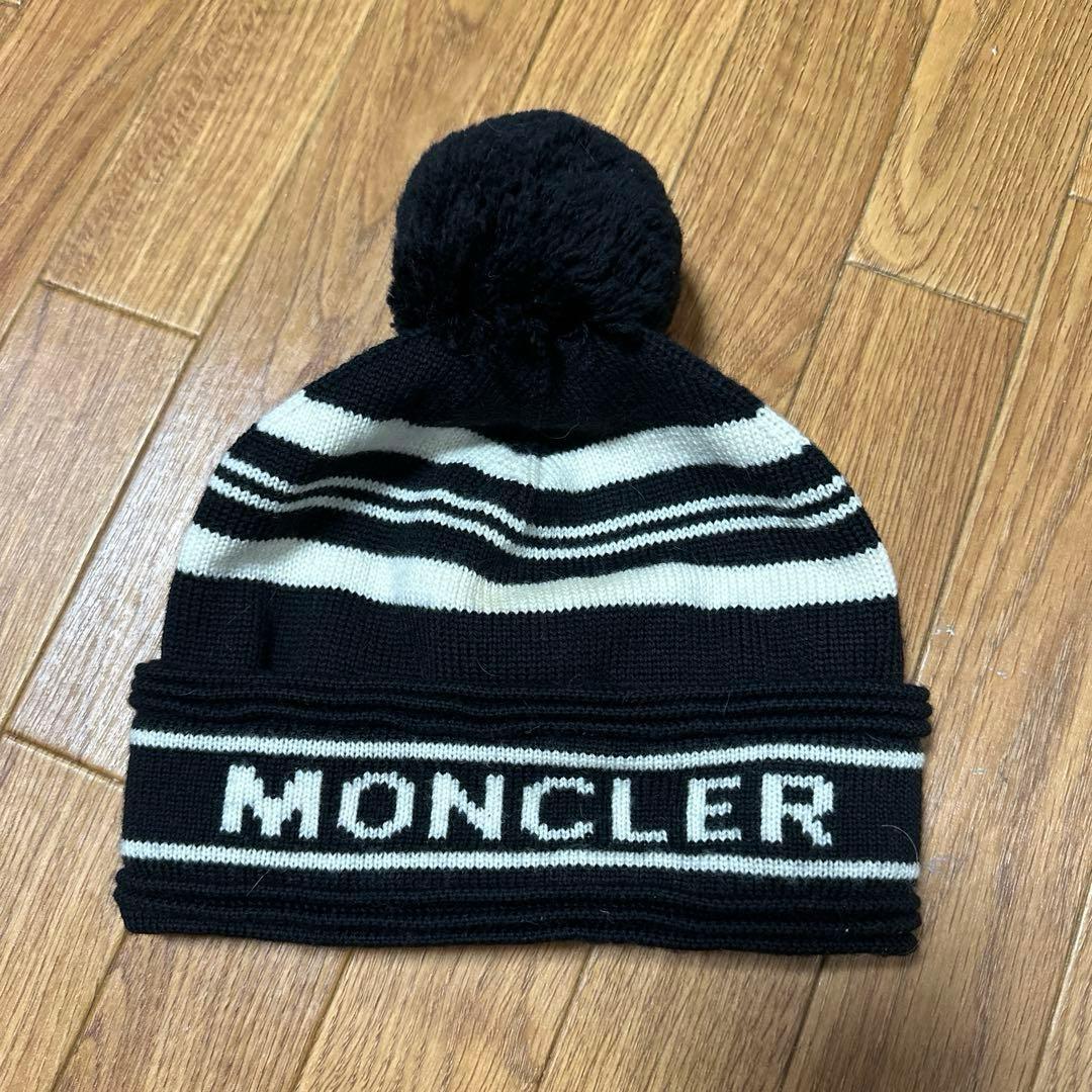モンクレール白×黒ポンポン付ニット帽