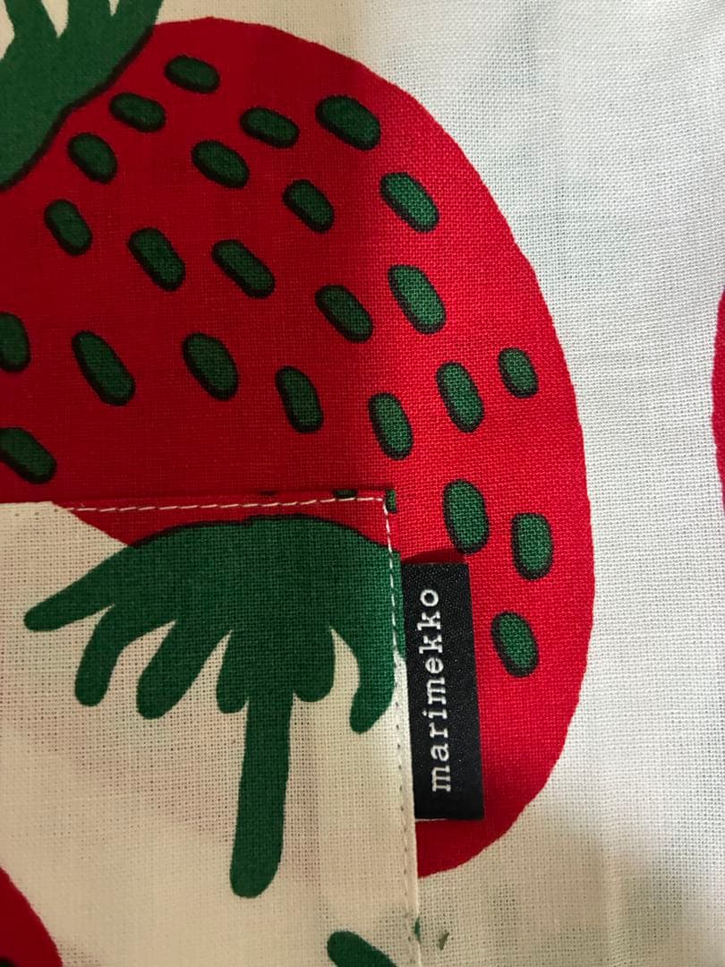 marimekko マンシッカエプロン　いちご柄レッド