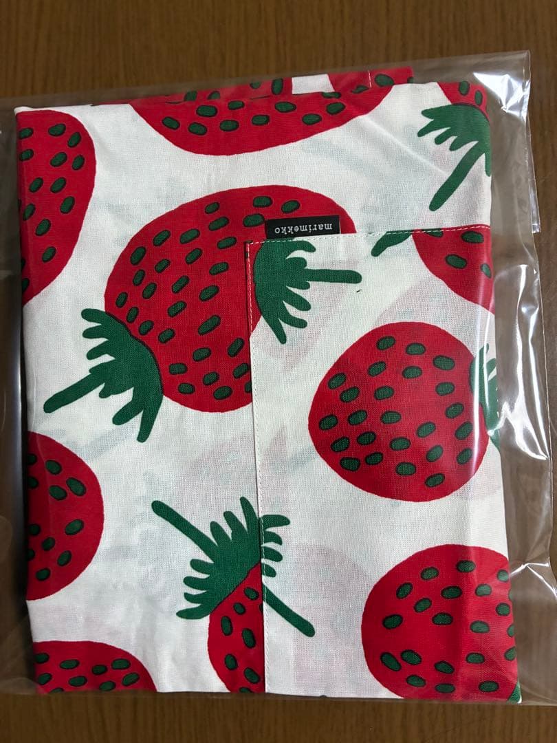 marimekko マンシッカエプロン　いちご柄レッド