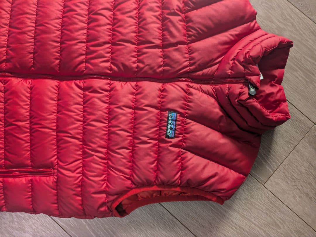 Patagonia レッド ダウンベスト　ダウンセーターベスト