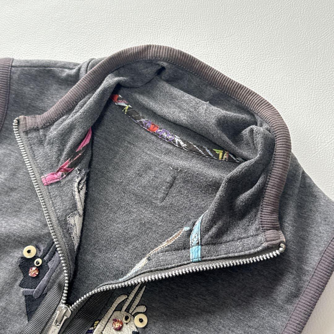 アルベロベロ　動物刺繍 グレー フルジップ ノースリーブベスト　ブタ　ロゴ