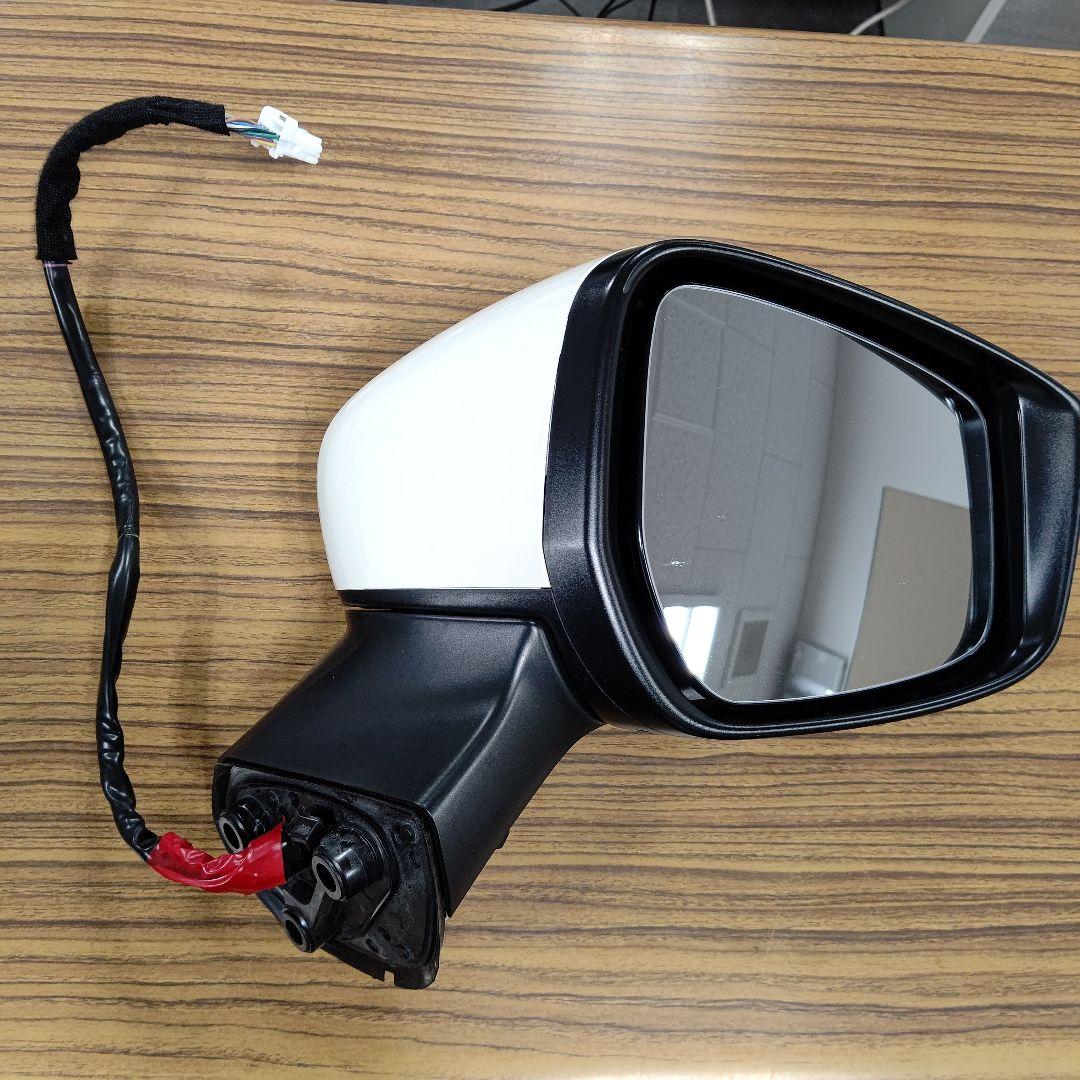 日産ノートの右のドアミラーです