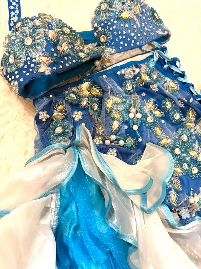 エジプト製‼️豪華ベリーダンス 衣装青フリルとビーズ刺繍に編み上げが素敵なデザイン
