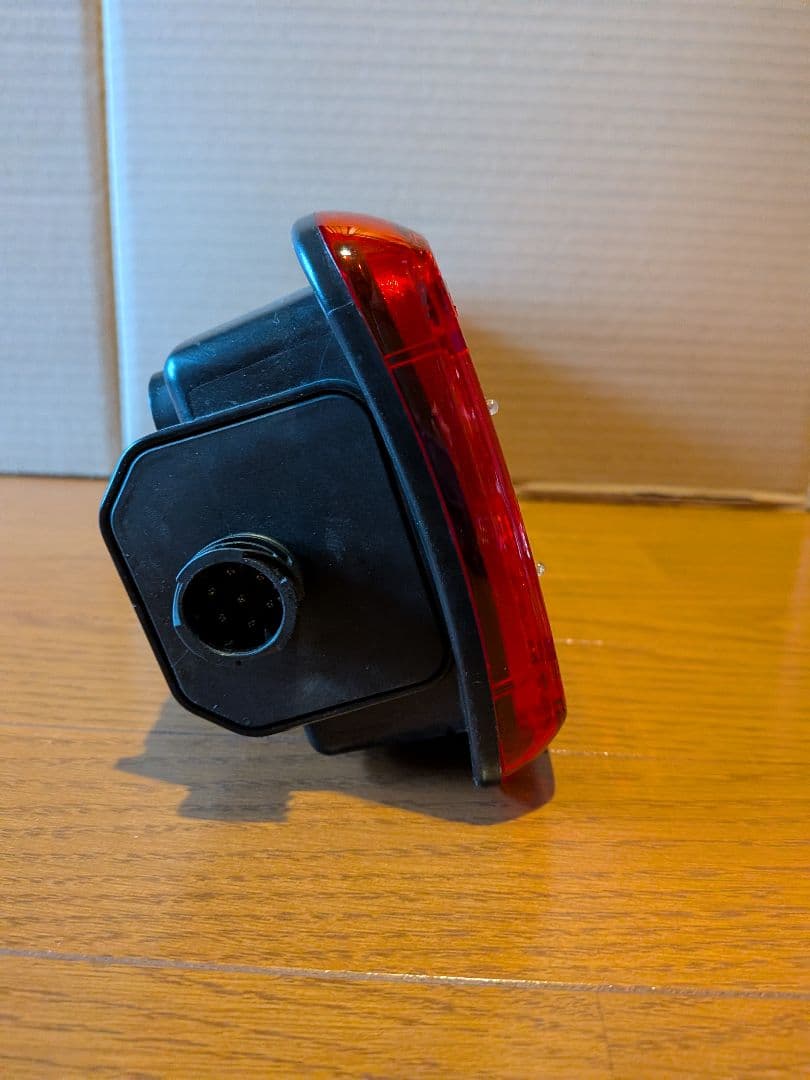 UDトラック クオン 純正 ショートタイプ LEDテールランプ