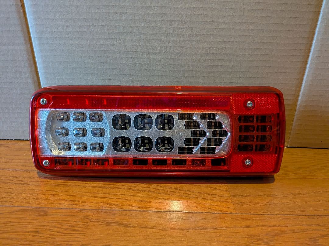 UDトラック クオン 純正 ショートタイプ LEDテールランプ