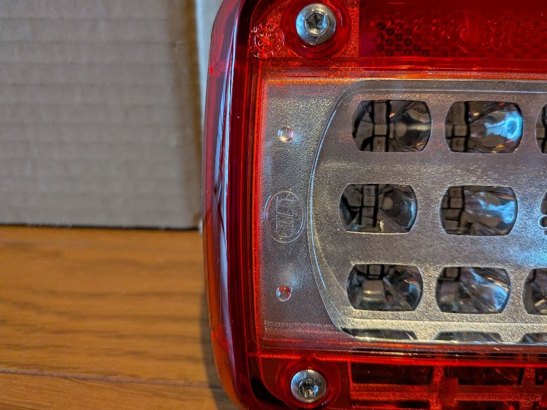UDトラック クオン 純正 ショートタイプ LEDテールランプ
