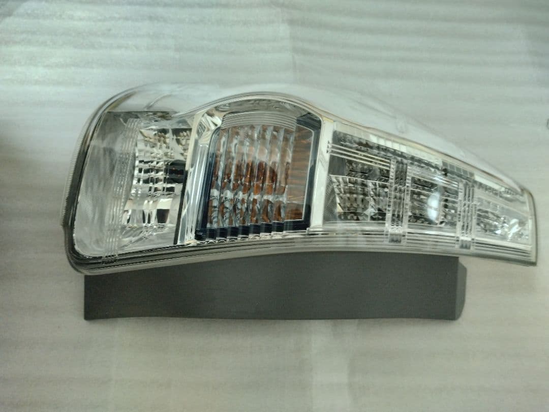 トヨタ　プリウスα　ZVW40 ZVW41 左テールランプ【美品】送料無料