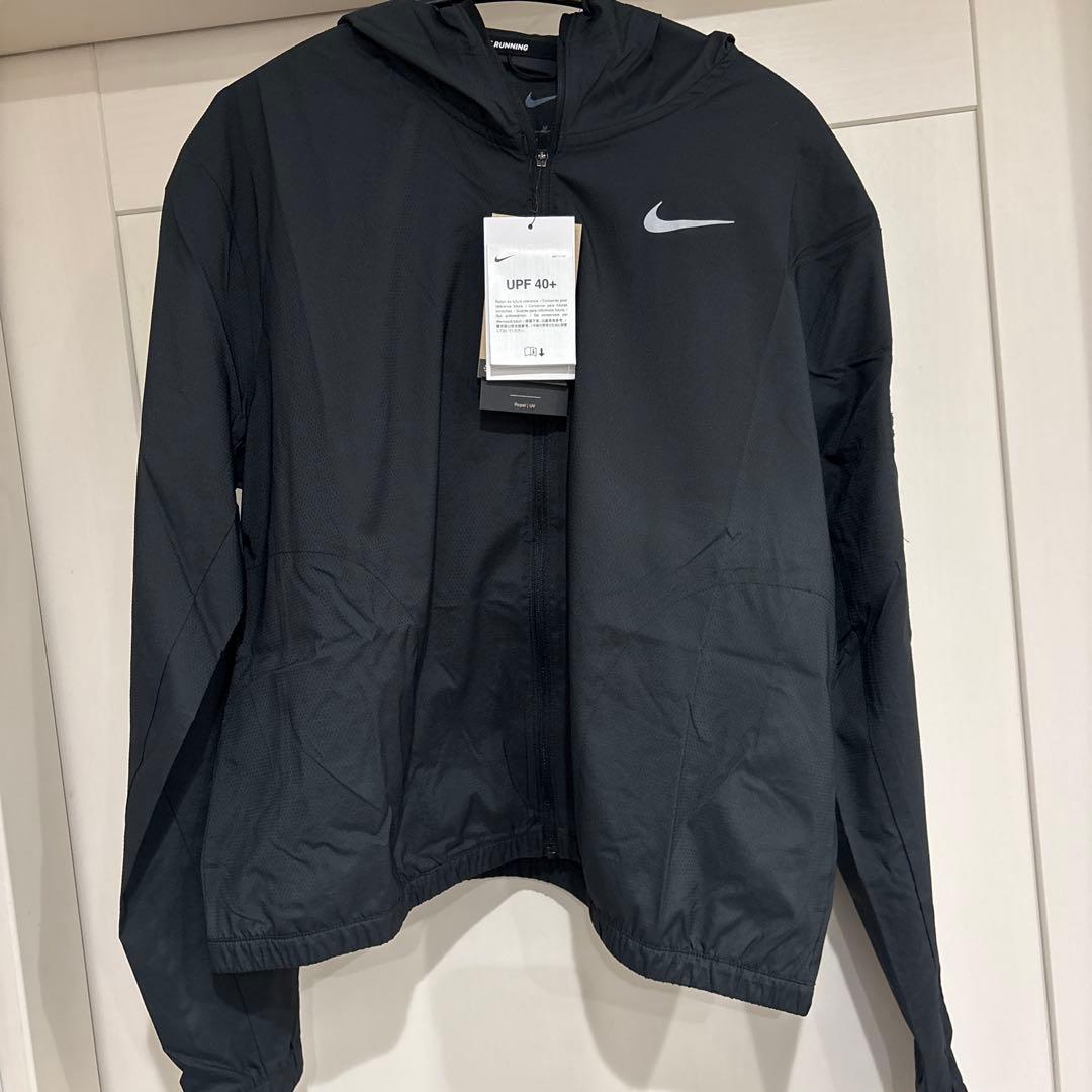 ナイキ　NIKE ランニングウェア・ジャケット　ウインドブレーカー　新品