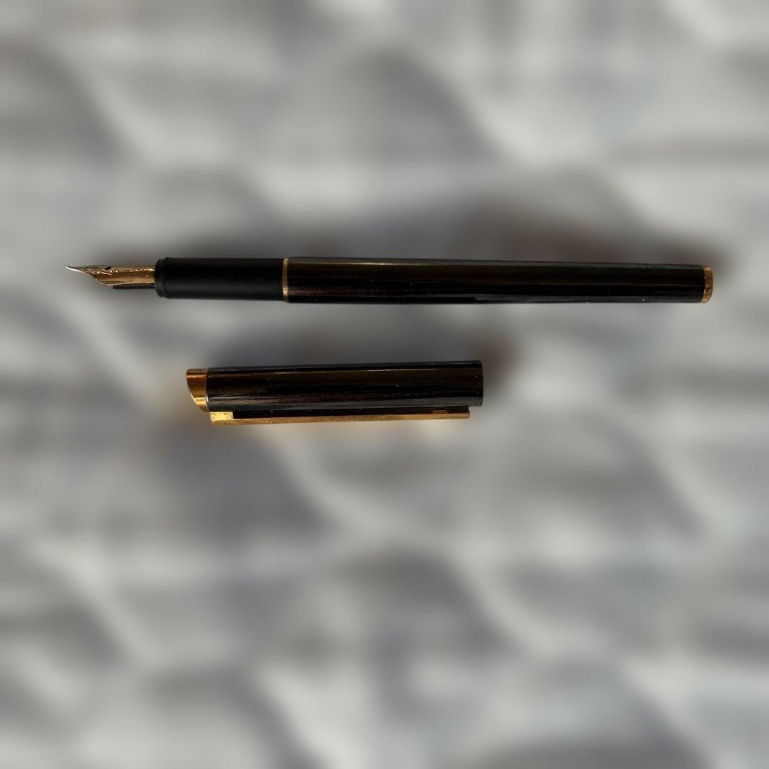 本日価格Dunhill 黒色 金属製 万年筆 ゴールドアクセント