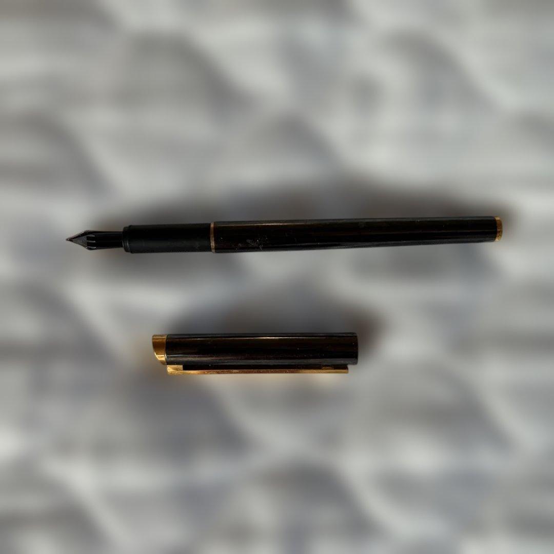 本日価格Dunhill 黒色 金属製 万年筆 ゴールドアクセント