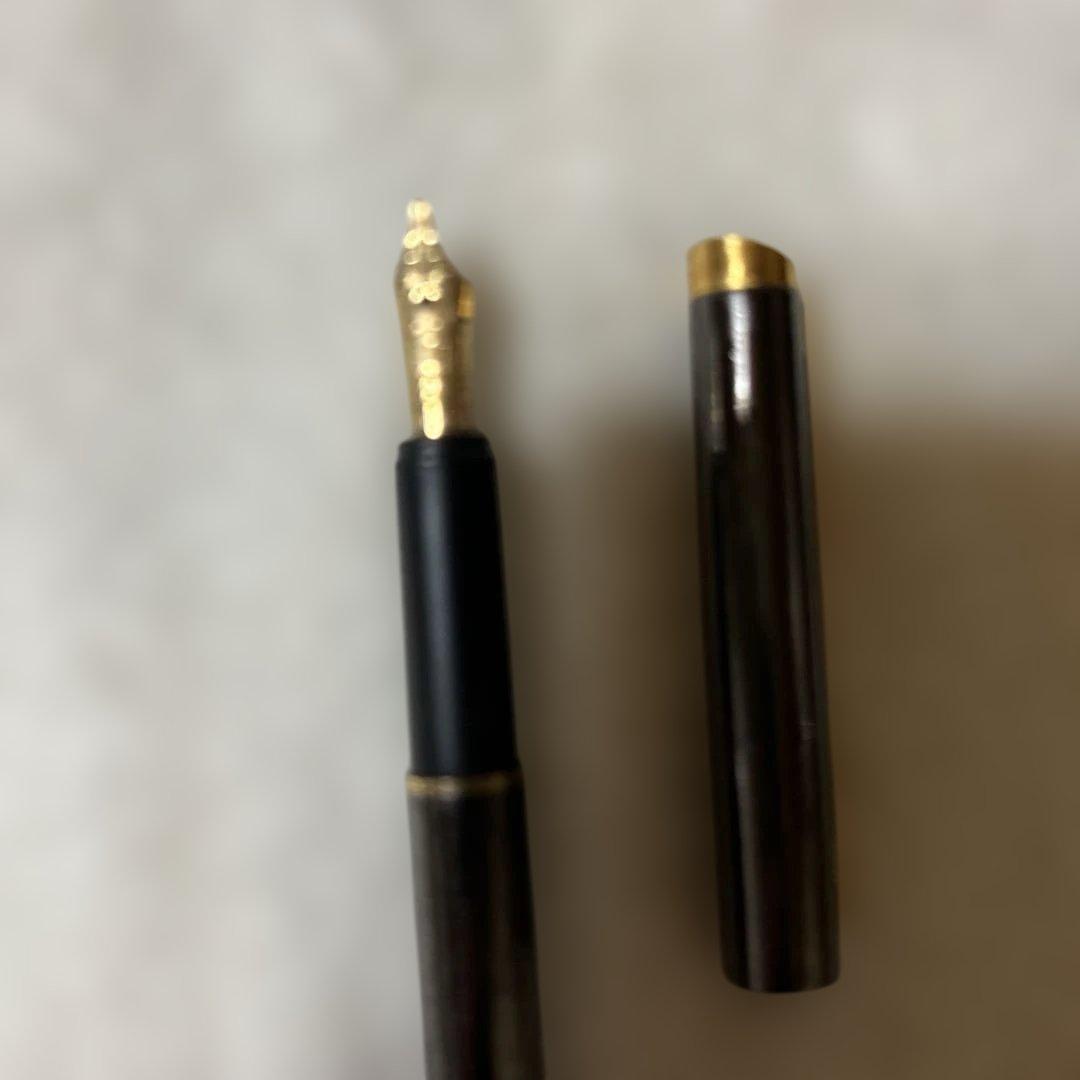 本日価格Dunhill 黒色 金属製 万年筆 ゴールドアクセント