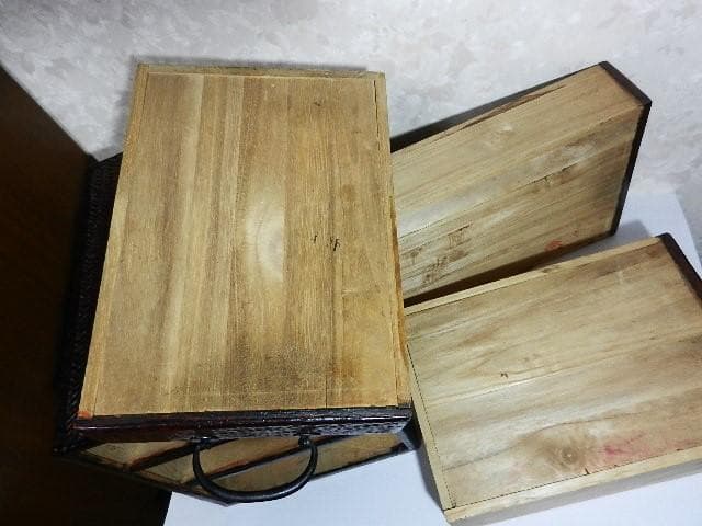 網代編み（あじろあみ）装飾に溜塗（ためぬり）仕上げされた時代物小引き出し