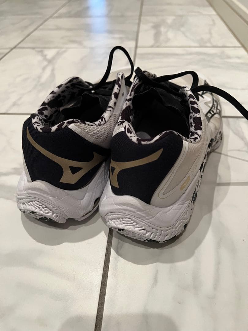 MIZUNO バレーシューズ ウエーブライトニング Z8