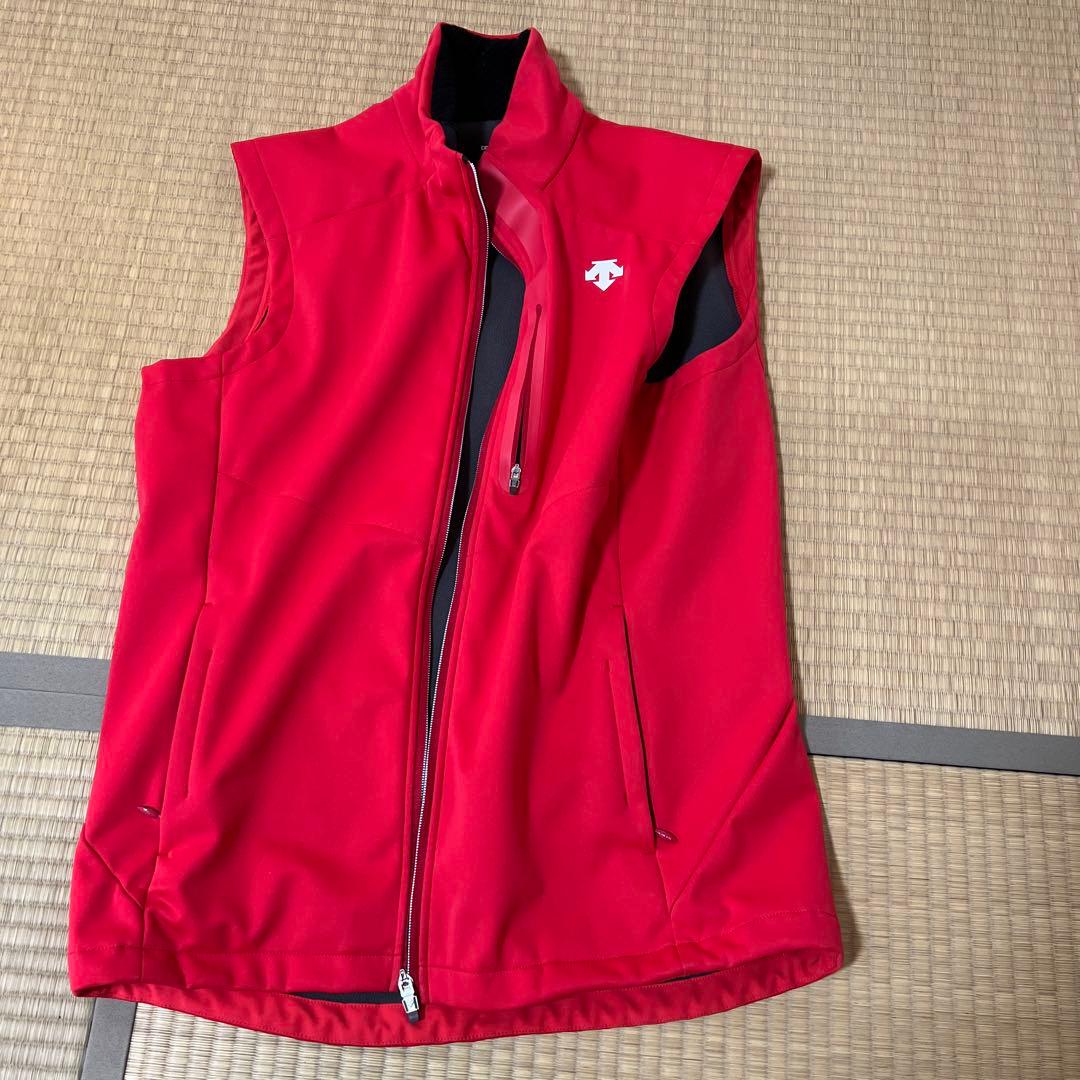 デサント　レッド ノースリーブ ミドルレイヤー
