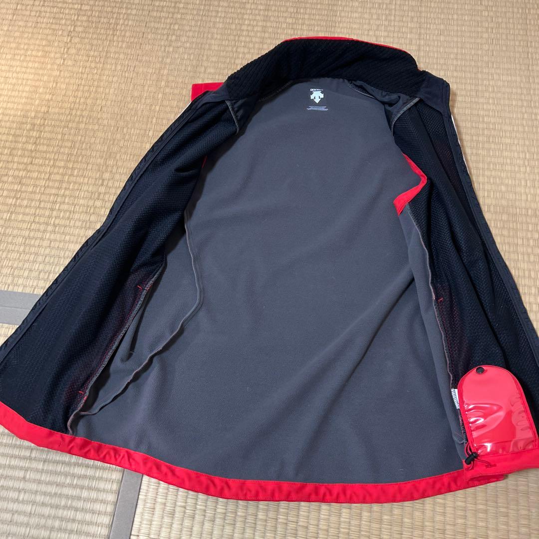 デサント　レッド ノースリーブ ミドルレイヤー