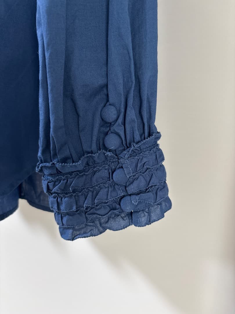 ★ほぼ新品　フリル付きネイビー長袖シャツ　M〜L