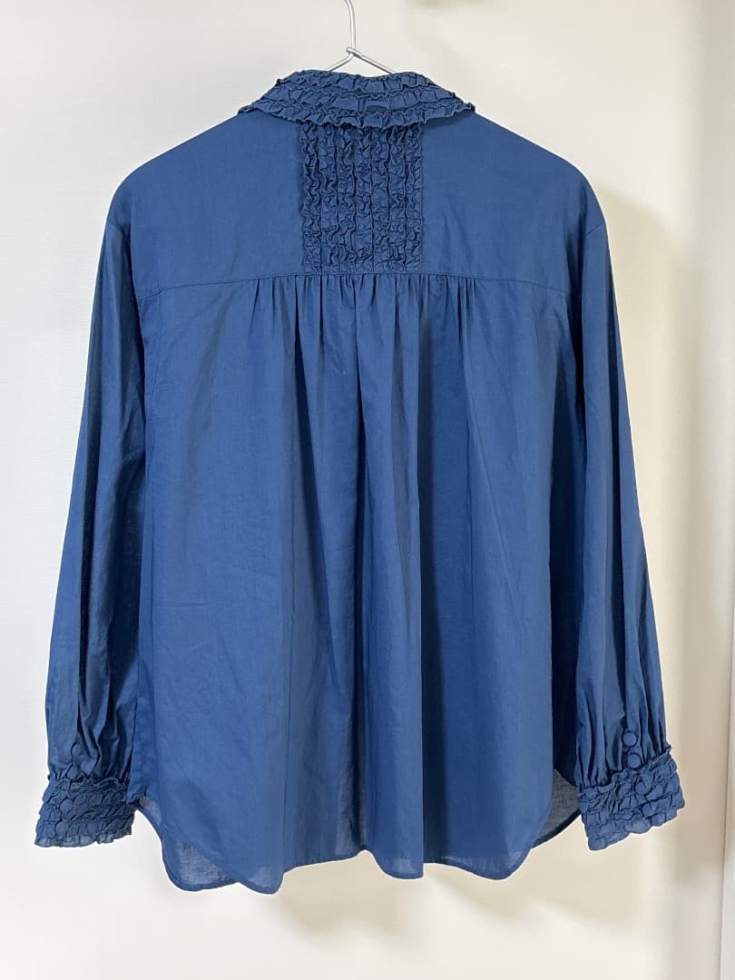 ★ほぼ新品　フリル付きネイビー長袖シャツ　M〜L