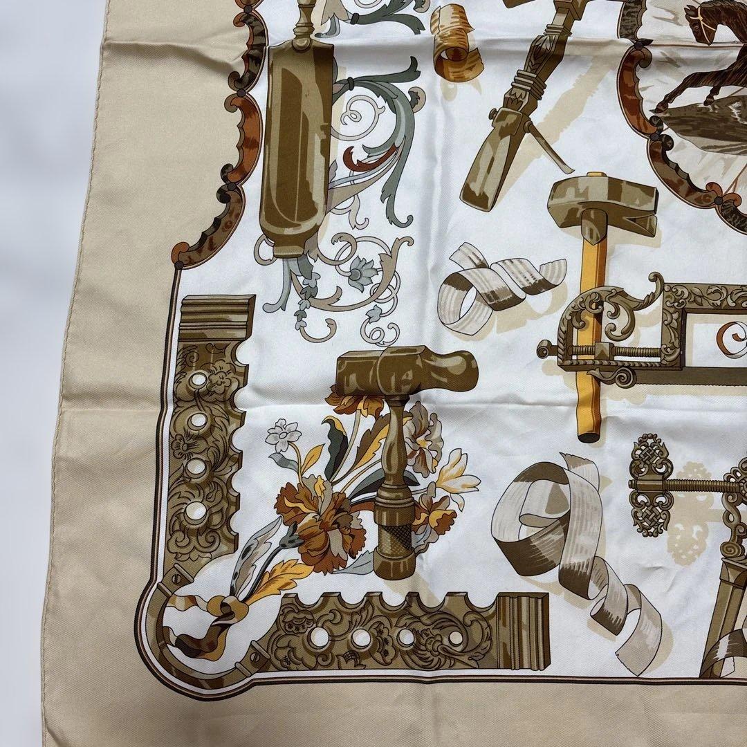 HERMÈS エルメス　シルクスカーフ 装飾的デザイン