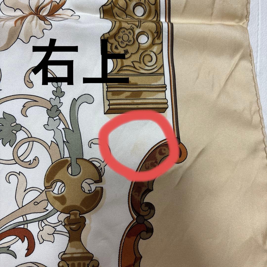 HERMÈS エルメス　シルクスカーフ 装飾的デザイン