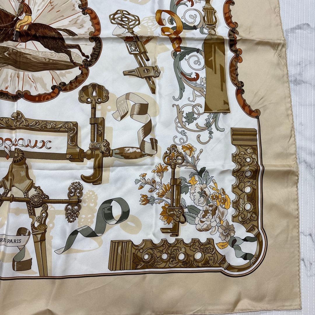 HERMÈS エルメス　シルクスカーフ 装飾的デザイン