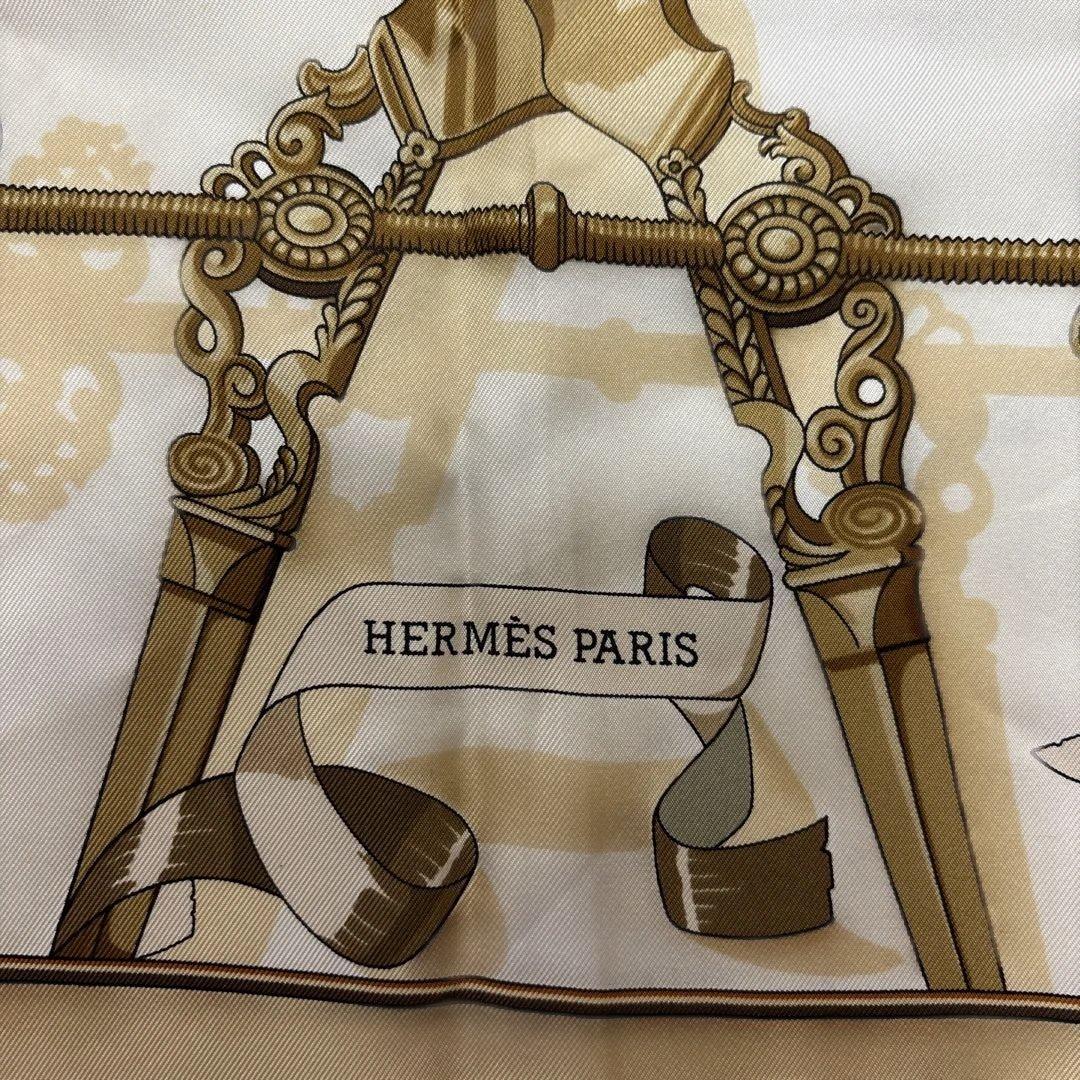 HERMÈS エルメス　シルクスカーフ 装飾的デザイン