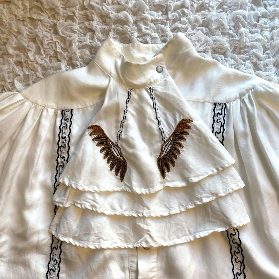 トーガプルラ TOGA PULLA ボウタイ刺繍とろみシャツ ホワイト