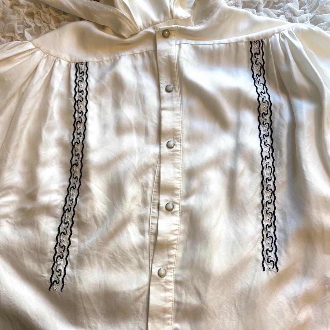 トーガプルラ TOGA PULLA ボウタイ刺繍とろみシャツ ホワイト